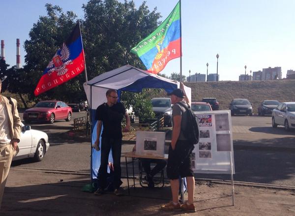 natashazotova's tweet photo. В Москве у метро "Ленинский проспект" собирают помощь ДНР, а также некоей Харьковской народной республике http://t.co/B6FXv7dQ91