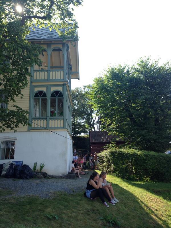 tv2iden's tweet photo. La til kai i Skjerjehamn på Utkantfestivalen. Den første eg møtte vR Petter Baarli frå Backstreet Girls! #utkant http://t.co/EP1CHditwC