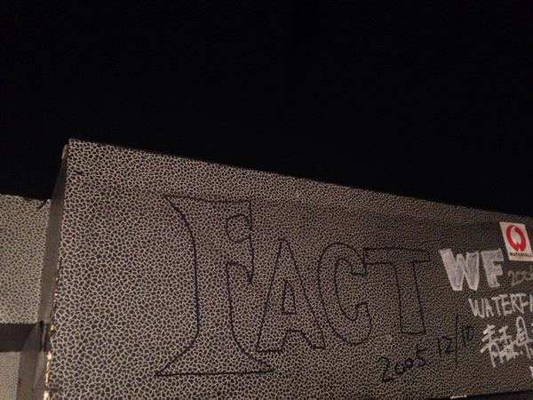 Ibanez_seven's tweet image. 先程の続きで写真載せます。

壁一面のサインとステッカー

#ENDZWECK #COMMUNE 
#FCFiVE #FACT #YOURCALL