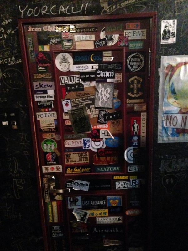 Ibanez_seven's tweet image. 先程の続きで写真載せます。

壁一面のサインとステッカー

#ENDZWECK #COMMUNE 
#FCFiVE #FACT #YOURCALL