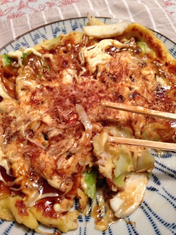 ore_isochan's tweet photo. 特大お好み焼きを頂きます☺︎ http://t.co/dIBfIEIG7a