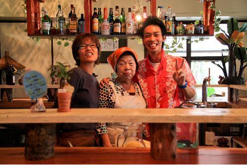 ishigaki_twinet's tweet photo. 【石垣島カフェ♪】

石垣島の楽しいカフェ♪
キジムナーの台所！

夜はバーも楽しめるよ♪

地元食材にこだわり、一人旅の人が集まる
人気のカウンター席は会話も楽しめる！

https://t.co/E4ZQzaz7od https://t.co/0aUuaQDDT0