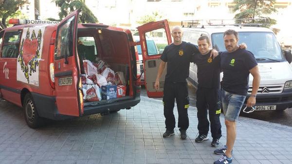 Joyfer112's tweet photo. .@perezreverte RT bomberos de Madrid recaudan 8,4 toneladas de alimento en 2 días para 600 familias @bomberosayudan http://t.co/M9go9Ox1qP