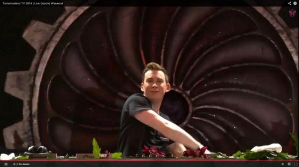 MadnessEDM's tweet photo. Hardwell playing his remix of Armin van Buuren's "Ping Pong " || http://t.co/mGlbx1ieuR
