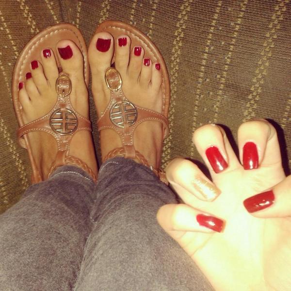 "<a href="/Alixca5/">Alix Carolina</a>: Por fin... creciendo otra vez! Mariquita con mis uñas jaja. #Manos &amp; #Pies "