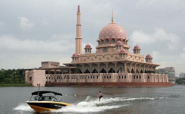 AlwatanNews24's tweet photo. مسجد بوتراجايا في ماليزيا...

#غرد_بصورة 
#أروع_الصور 
- http://t.co/h446s9KHTp