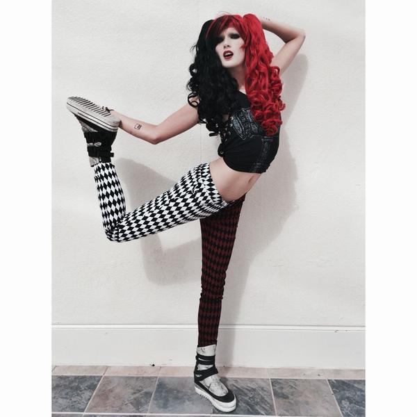 _katrina_hunter's tweet photo. Getting my #villain on at #comiccon channeling my inner #harleyquinn /// #batman #joker #cosplay #katrinahunter http://t.co/nvXS8UCnkR