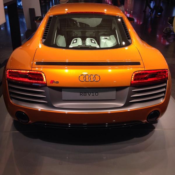 AudiOfficial's tweet photo. An arrival can't be better: #samoaorange #audi #r8 at @MUC_Airport http://t.co/jrzE6PrmbM