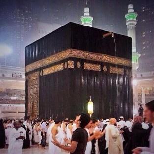 HooFhood's tweet photo. مطر وليلة ختمه القران بالحرم -الله يا بخت من كانن في مكـة- ☹♥♥♥. http://t.co/3lmVbmDJmp