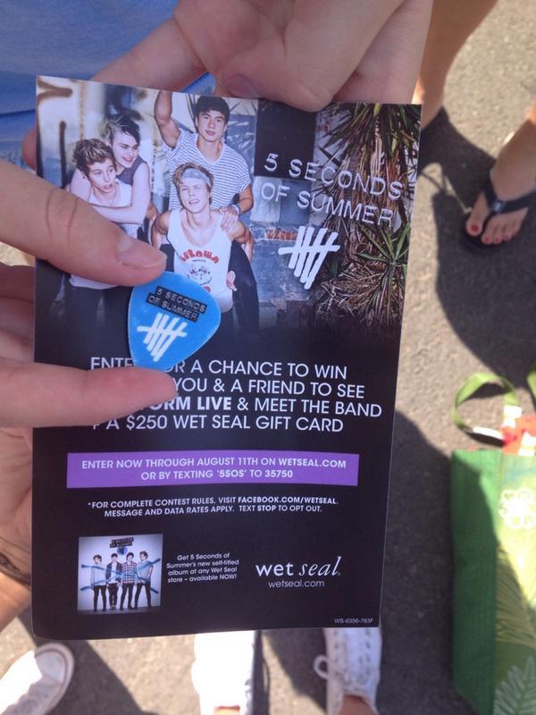 FiveSecsofInfos's tweet image. They handed this out to people in line at the Forum #5SOSFORUM