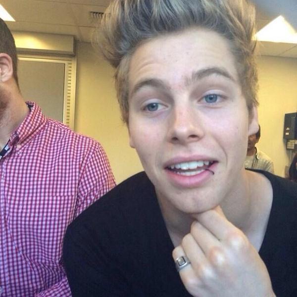 FiveSecsofInfos's tweet image. Luke selling tickets to the fans #5SOSFORUM