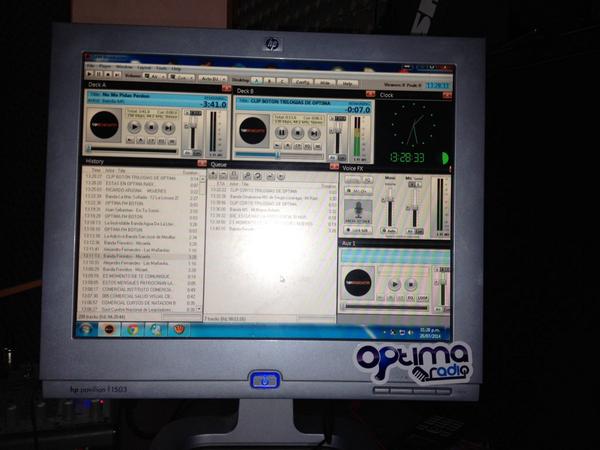 Optima_Radio's tweet photo. YA LISTOS EN LAS COMPLACENCIAS DE OPTIMA RADIO, HASTA LAS 3 LOS ESPERO...  SU COMPA ESAÚ GUTIÉRREZ http://t.co/VMM4X05If9