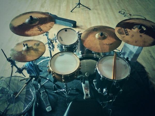danny_mik's tweet photo. Birthday covers fun with and for @BassTrav thanks to @Jaseondrums @Nataldrums @SABIAN_UK and @DAddarioUK #drums http://t.co/NRj9K5iPgR