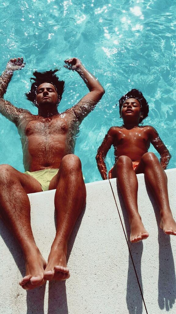 2 colgaos en la piscina