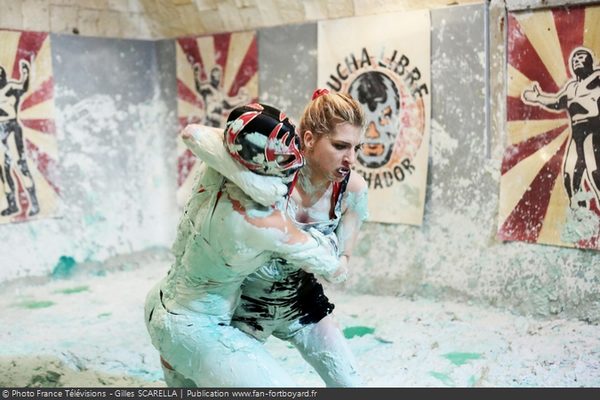 fanfortboyardfr's tweet photo. La discrète Lady Boo (@mayetche) est toujours très en forme ! #LutteDansLaBoue #FortBoyard http://t.co/egWp9RC14S