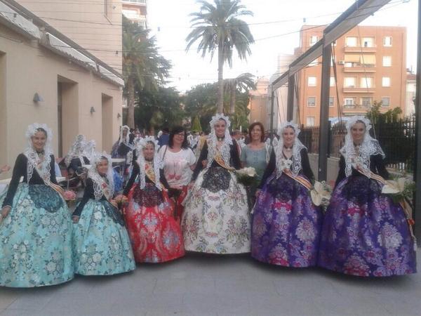 Las compañeras <a href="/drussoelda/">Daniela Russo</a> y M. Remedios Gras con las Falleras Mayores de #Elda 2014 y sus Damas de Honor