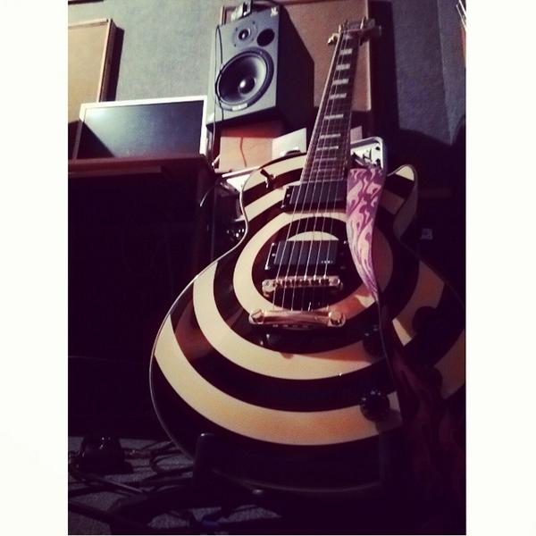 DSALToficial's tweet photo. La zack wylde relax en el @audiosono estudio descansando de la grabación del #ep #dsaltoficial http://t.co/Rnl0qnbzlu