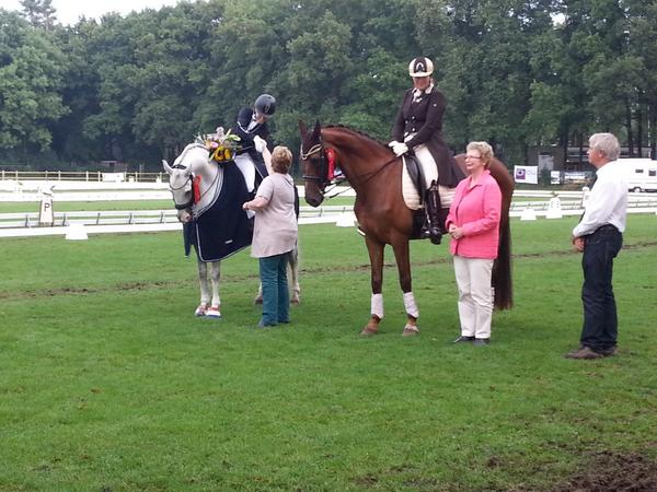 Extra ereprijs in de Kür op muziek, aangeboden door @RaboVVS en uitgereikt door <a href="/hwaterink/">Hetty Waterink</a>, ging naar <a href="/hesterbischot/">Hester Bischot</a>