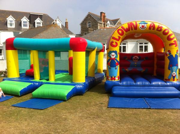 fun2bounce's tweet image. Activity and clown on the green @ Perranporth. Glorious sunny day. Fab carnival in the evening