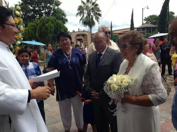 MariteMarin's tweet photo. Muchas Felicidades Doña Gloria Altamirano y Dr. Robles, 50 años de enfrentar la vida juntos.Abrazos @ConyRobles http://t.co/e4oXQxmygN