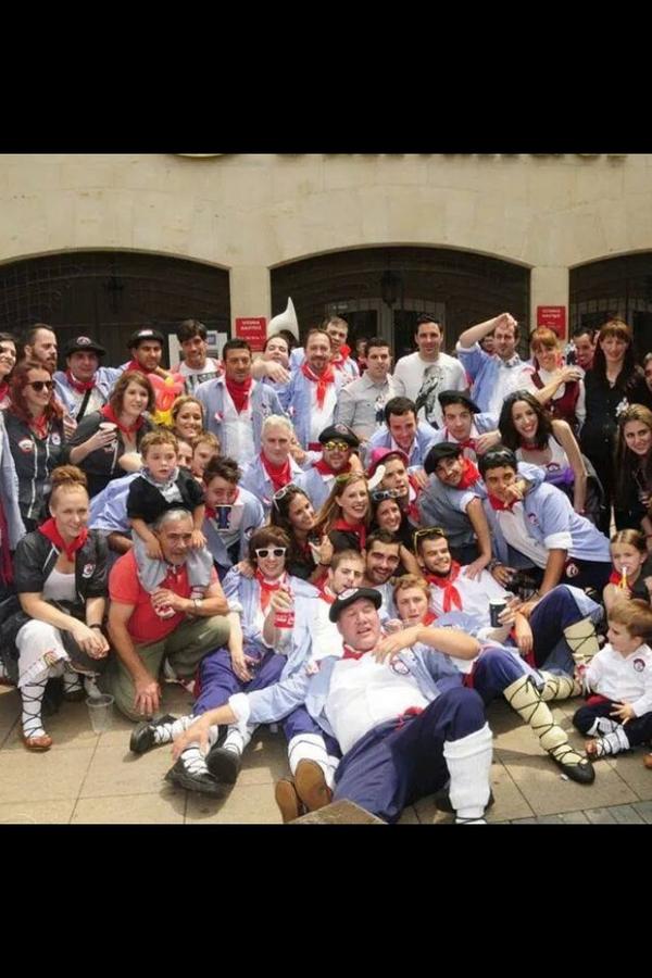 CZintzarri's tweet photo. XIII premios Zintzarreños, foto de Familia...grandes Héctor Fdz, Maider Unda y BM Fem Eharialdea... Y Julio Roca!!!! http://t.co/WK6MheZuuj