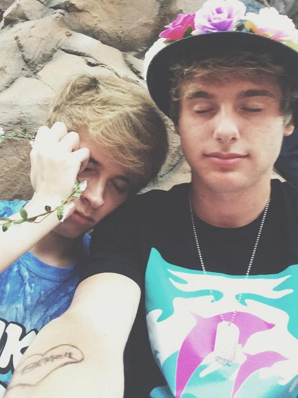 LukeKornsUpdate's tweet photo. Luke and Mikey are tired. http://t.co/pAa1cFVLJV
