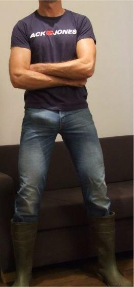 парни в джинсах с бугорками. бугорок в штанах у парней. бугорки парней в штанах. большой бугор в штанах у подростка. огромный бугорок в штанах.