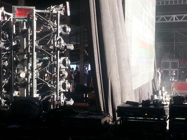 juls_el_rox's tweet photo. Sneaky peek behind the curtains. Look closely and you'll see the hunks of @manchoir rippling pre-show #showbiz http://t.co/gcv4XgIKJB