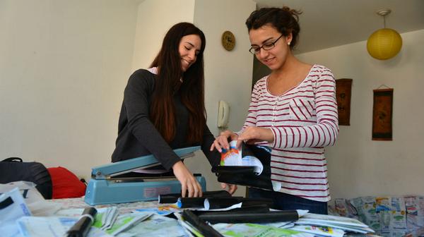 Basura para algunos, abrigo para otros. Gran proyecto de las sacheteras: bit.ly/1pq26Tk