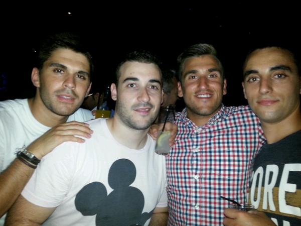 Menci_90's tweet photo. #ribadeo #escapada k no pare la fiesta @die13alvarez @nenebull @DanielViloriaO http://t.co/T29L6cjzdx