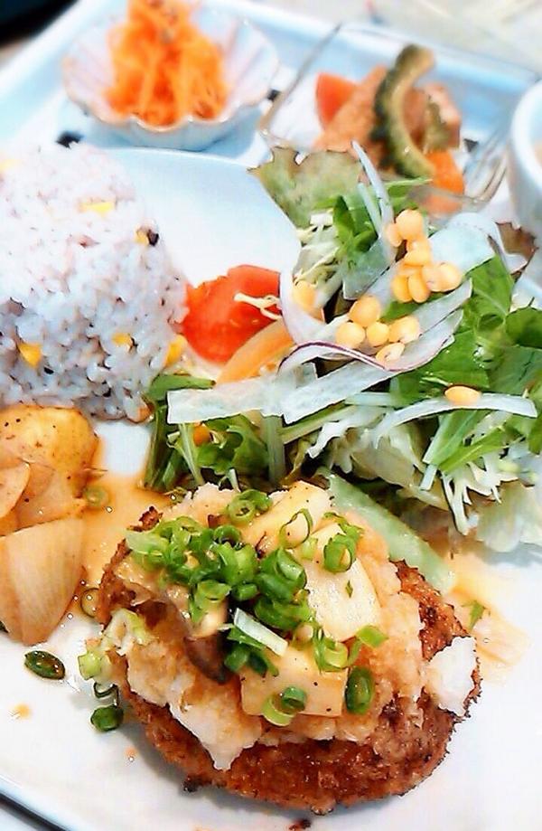 今日は【日曜日限定ハンバーグ定食】の日です！和風キノコおろしソースでさっぱりお召し上がりいただけますよ♪