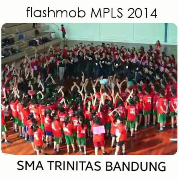 desynnnnn's tweet photo. Yuhu! Flashmob osis+anak kelas 10👐 @TrinitasBandung http://t.co/lIvdIjWbxH