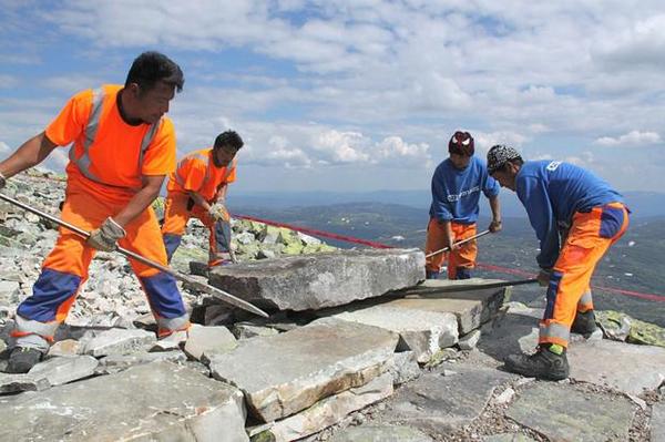 Stepping Stones 
Nepalis use Himalayan off-season to repair hiking trails in #Norway nepalitimes.com/article/Nepali…