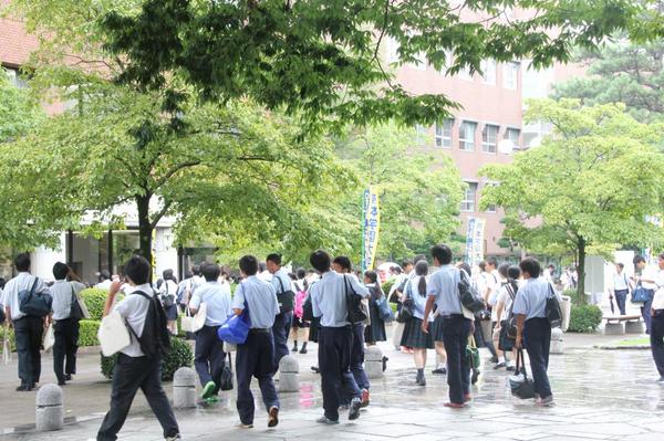 熊本学園大学 V Twitter 本日のオープンキャンパスに多数のご来場ありがとうございました 気温31度を超える暑さの中 キャンパス は多くの高校生 保護者の方々で大賑わい 次回のオープンキャンパスは8月8日 金 に開催 こちらも是非お越しください 熊本学園大学