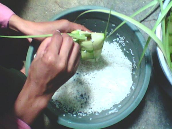 RT"<a href="/susantisudjana/">Susanti</a>: <a href="/IndonesiaBDK/">IndonesiaBDK</a> mempersiapkan ketupat buat lebaran besok #IndonesiaFitrah "