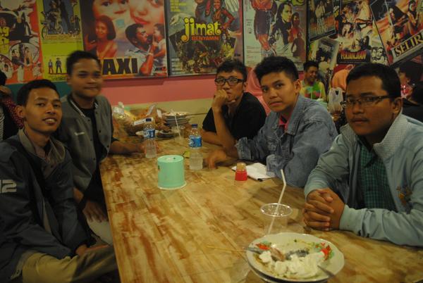 islahbarayers's tweet photo. ini latepost banget soal bukber kemaren. ane share foto alumni hk 15 ikhwan yg dateng nih @IslahPusat http://t.co/4kNEQmj9b0