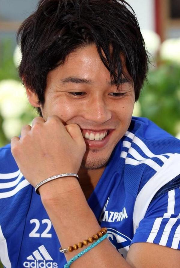 内田篤人 Atsuto News 本当にうっちーの笑顔は素敵すぎますね 髭も似合ってるし かっこいい うっちー大好きな人rt Http T Co Poywxod069