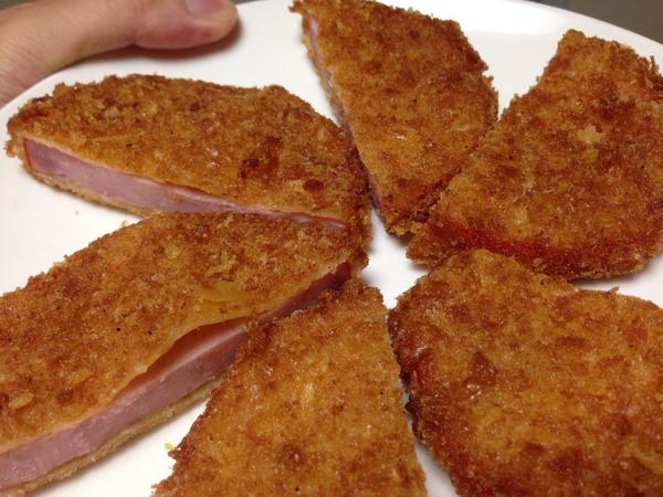 ハムカツ を購入 108 昔ながらの赤いハムである ソースは付けない方が良い 味がシッカリ付いている しかし分厚い 測ったら10mmあった 肉のいろは 高田本町商店街 Http T Co Wbhempvkvn