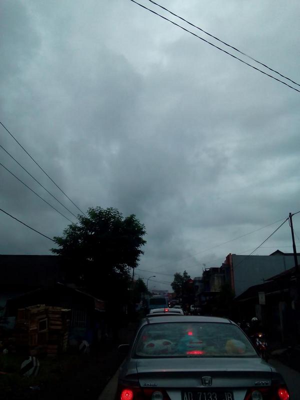 TMCPoldaMetro's tweet photo. 16:25 Garut menuju Tasikmalaya via Jalur Singaparna lalin padat merayap. http://t.co/TR9ygpNEYH @feraquinsya #MudikTime
