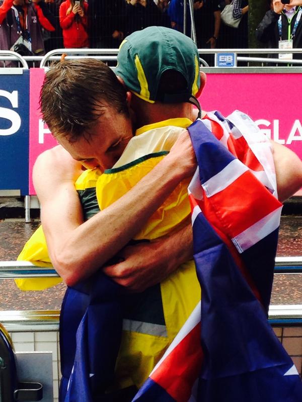 reecehomfray's tweet photo. What a beautiful moment between Michael Shelley &amp; Steve Moneghetti. Mona led the chant 'Aussie Aussie Aussie' http://t.co/Jj1SNtiXcU