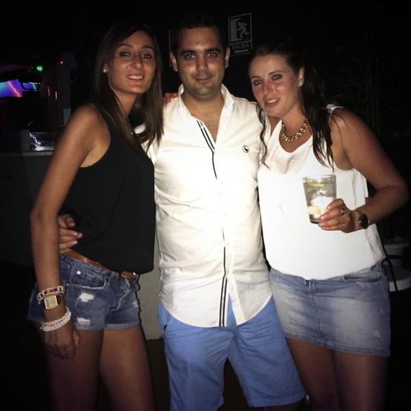 AntonioBrufal's tweet photo. Anoche con dos pivones! @NataliaCaparros @Eva_Gonzalez13 http://t.co/ADaUFFsN3W