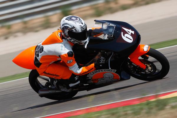 Motociclismofem's tweet photo. Primeros puntos de la temporada para @SaraSanchez64 en la #CopadeEspaña finalizando 13ª @AragonMotorLand http://t.co/oPlLXs2yqi