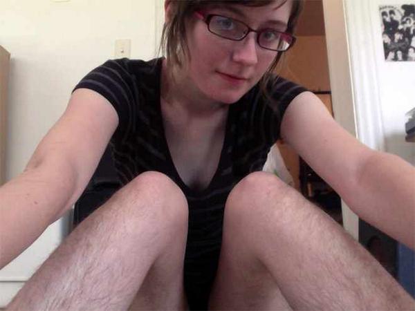 Небритые ноги девушек. Волосатые женские ножки. Не бриьые женские ноги. Красивые девушки с небритыми ногами.