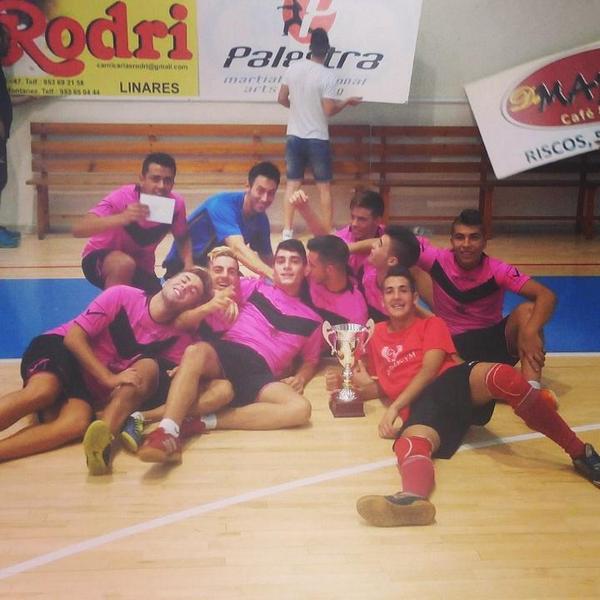 Moxe15's tweet photo. @Salvi96 @Esteban23Indio @RubenPorteriyo @Robert_futbol23 @Angel_Negro9 @ErFerrero raul lolo y andres #CAMPEONES!! http://t.co/ufPCA3QOhW