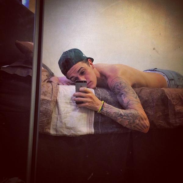WarrenMetcalf's tweet photo. Chilled Sundays ✌️🔱 http://t.co/p8AtNXTZE2