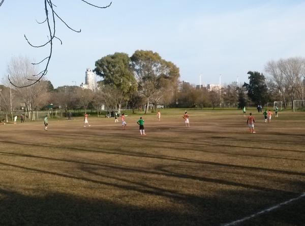 Lindo cotejo entre <a href="/namberwan_juv/">Namber Juveniles</a> y #DefViedma ahora en cancha7 del #TorneoAbiertoUBA