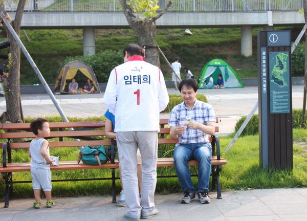 YimTaeHee's tweet photo. 현장에 답이 있고, 그 답은 현장에서 찾아야 한다는 소신. 마이크 대신 대화로, 세과시 대신 진심으로, 정치싸움 대신 현장정책으로 임태희는 일하고 싶습니다. 여러분과 함께 호흡하며 열심히 뛰겠습니다! http://t.co/SByyMk48J1