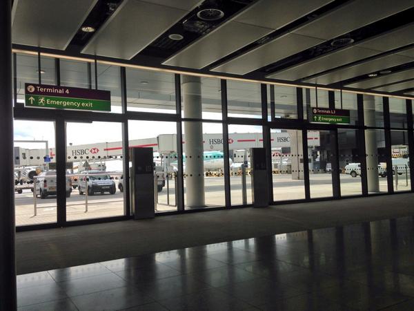 elizcreighton's tweet photo. #uxfail connecting @ Heathrow. Signs give no direction; doors don't open. Turns out had to wait for bus...for 40min! http://t.co/Whs69VgG24