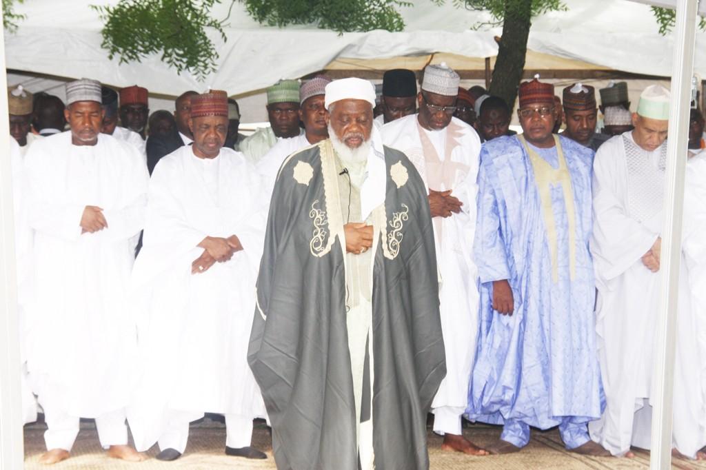 Goodluck Jonathan recieves muslim congregation to mark end of Eid el Fitri