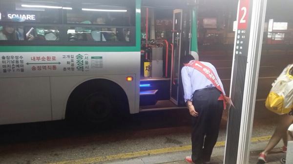 아무리 바쁜 일정을 소화해도 아무리 지치고 힘든 유세일정속에서도 빼놓지 않고 가는곳은 시민의 발길이 머무는 정류장입니다. 홍철호 #김포시국회의원 후보의 최우선공약인 굿모닝버스 도입을 다시한번 실감한다고..